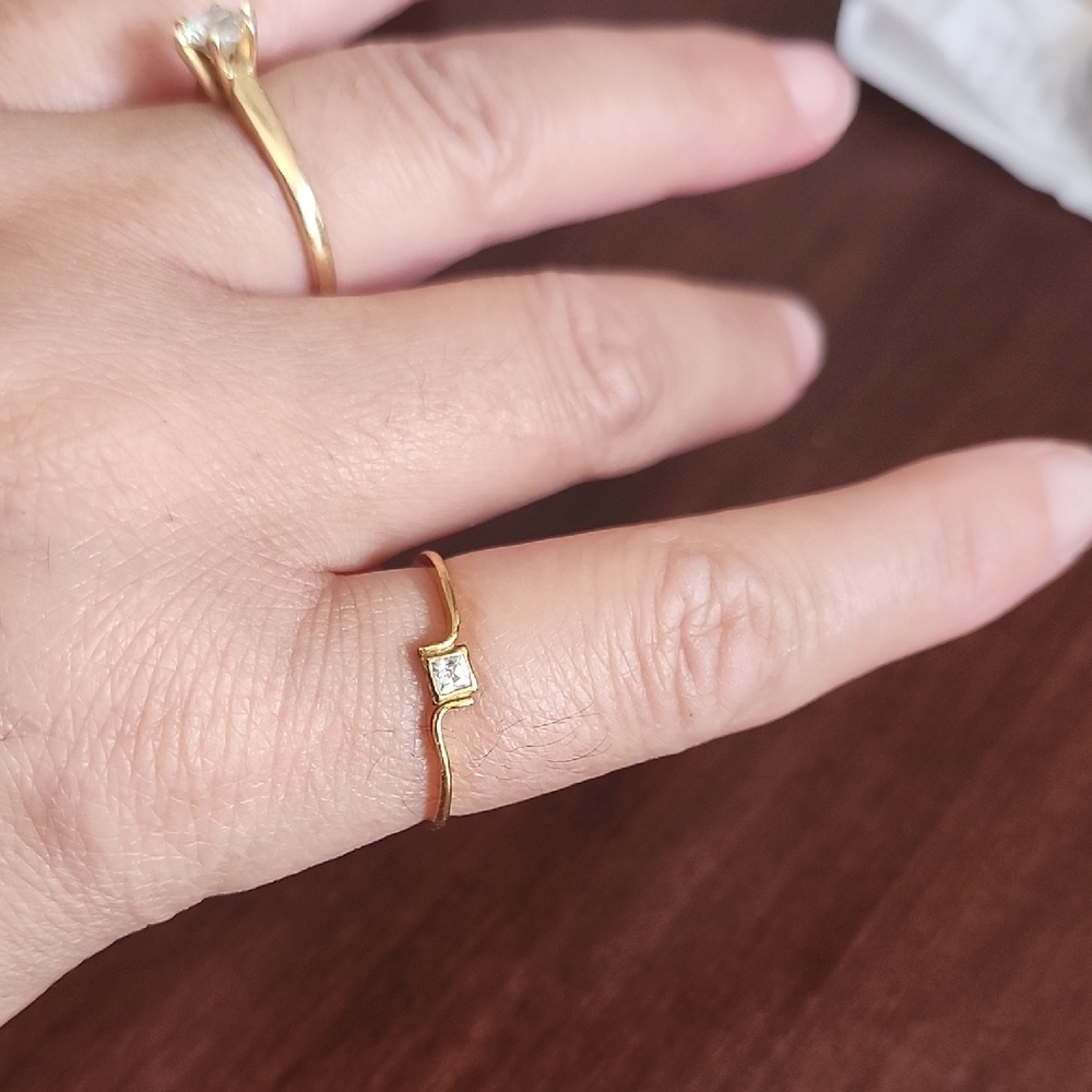Timeless Gold Solitaire Ring with Brilliant Cut Stone
